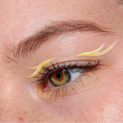 Yellow Eyeliner, Graphic Makeup, Graphic Eyeliner, Eyeliner Makeup, Eye Makeup Designs, Makeup Aesthetic, Makeup Eye Looks, Beauty Natural, Eyeliner Looks