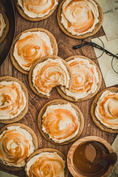 Beer Butter Cookies, Harry Potter Butterbeer Cookies, Butter Beer Cookies Harry Potter, Butterbeer Cookies Recipes, Harry Potter Christmas Cookies, Harry Potter Butter Beer Cookies, Christmas Cookie Competition, Harry Potter Baked Goods, Harry Potter Dessert Ideas