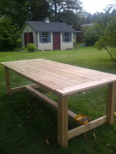 Outdoor Farmhouse Table, Farmhouse Table Plans, Outdoor Farmhouse, Farmhouse Patio, Diy Outdoor Table, Outdoor Furniture Plans, Patio Diy, Pallet Outdoor, Mesa Exterior