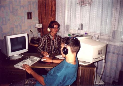 1998 Lan party! (me and neighbour) 90s Games, Lan Party, Old Technology, School Technology, Funny News, Computer Setup, Main Game, Sega Genesis, Gaming Gear