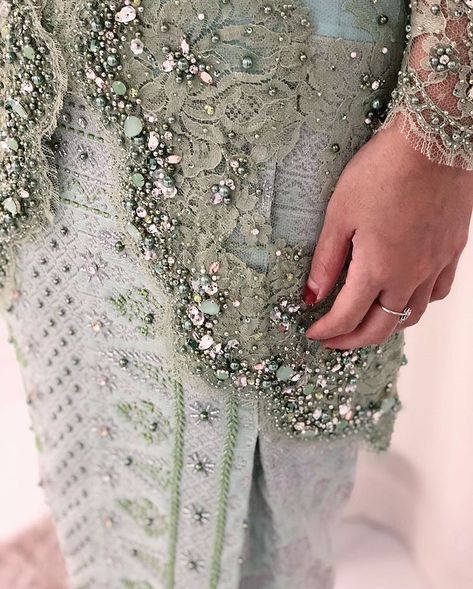 Payet Kebaya Brokat Detail, Payet Brokat, Payet Kebaya, Model Dress Kebaya, Batik Dress Modern, Baju Kahwin, Kebaya Modern Dress, Detail Couture, Muslimah Wedding Dress