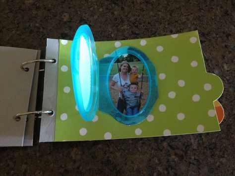 Reuse Pampers wipes lids to make you baby their own picture flip book. Pampers Wipes, Wet Wipes Cover, Baby Wipes Container, Baby Sensory Board, Wipes Container, Busy Boards For Toddlers, Discovery Toys, Nursery Activities, Baby Shower Crafts