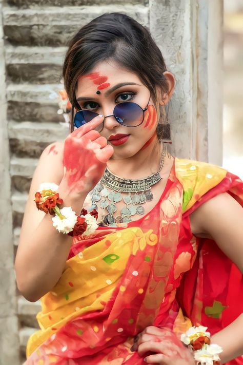 👑🥀 Holi Poses, Holi Dp, Holi Pic, Holi Photography, Poses In Saree, Holi Wishes In Hindi, Holi Song, Holi Background, Holi 2023