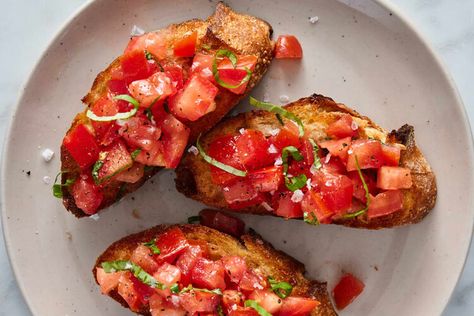 This Bruschetta Hack Is the Cutest Party Trick I've Ever Seen Ina Garten Roast Chicken, Bruschetta Toast, Bruschetta Ingredients, Tomato Bruschetta, Bruschetta Recipe, Toast Toppings, Halloween Appetizers, Bbq Sauce Recipe, Party Hacks