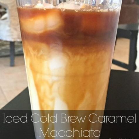 Cold Brew Caramel Macchiato, Caramel Macchiato Cold Brew, Mcdonalds Caramel Macchiato Recipe, Iced Cold Brew, Carmel Macchiato, Caramel Macchiato Recipe, Smoothie Protein, Diy Starbucks, Ice Caramel Macchiato