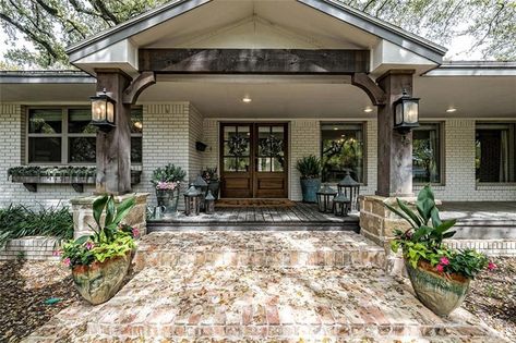 Fixer Upper Houses, Fixer Upper Homes, Fixer Upper Living Room, Fixer Upper Kitchen, Asian House, Fixer Upper House, Ranch House Exterior, Hgtv Fixer Upper, Gorgeous Houses