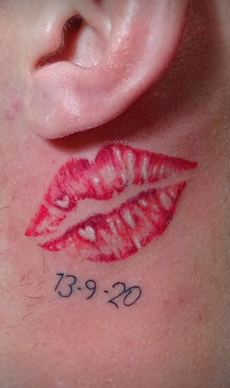 Este Tattoo lo elabore para un padre y su hija Cartoon Kiss, Spanish Tattoos, Chest Tattoo Stencils, Characters From Movies, Gangsta Tattoos, Small Lips, Scott Campbell, Lip Art, Toothless