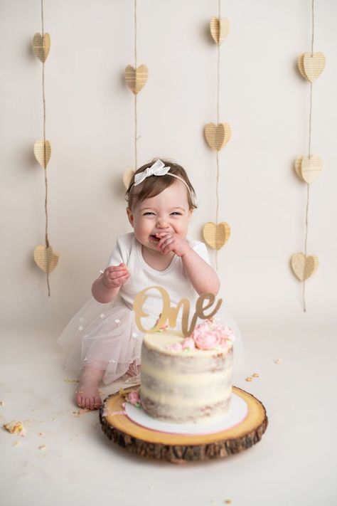 Simple First Birthday, Cake Smash Theme, Baby Birthday Photoshoot, Baby Cake Smash, Smash Cake Girl, Baby Birthday Decorations, 1st Birthday Photoshoot, Simple Birthday Decorations, First Birthday Pictures