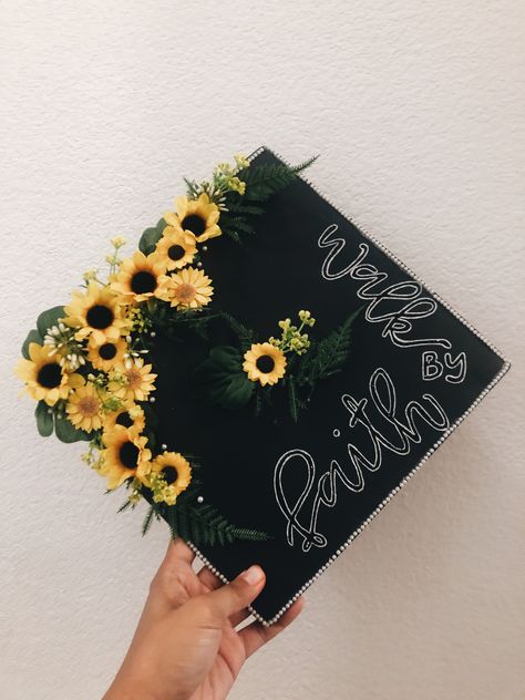 Cap Decoration Graduation Sunflower, Agriculture Graduation Cap Ideas, Sunflower Graduation Cap, Nature Graduation Cap, Graduation Cap Designs Christian, Christian Graduation Cap, Christian Grad Caps, Christian Graduation Cap Ideas, Sunflower And Butterfly Graduation Cap