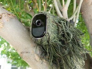 Hide security cameras in your front yard using these expert ideas and tips. Security Camera Hidden, Camera Ideas, كاميرات مراقبة, Home Security Tips, Security Cam, Best Home Security, Wireless Home Security Systems, Home Alarm, Wireless Home Security