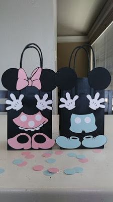 Aprende cómo hacer bolsas de Mickey y Minnie Mouse para cumpleaños ~ Mimundomanual Mickey Mouse Favors, Minnie Mouse Favors, Minnie Mouse Baby, Minnie Mouse Baby Shower, Decorated Gift Bags, Birthday Party Set, Mickey Mouse Birthday Party, Minnie Party, Mickey Birthday