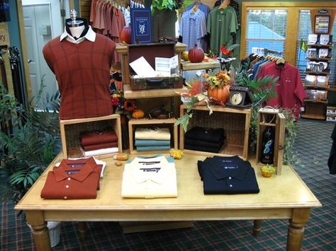 display Golf Merchandising, Golf Display, Table Display Ideas, Merch Display, Shop Merchandising, Golf Graphic, Merchandise Display, Golf Pro Shop, Merchandise Ideas