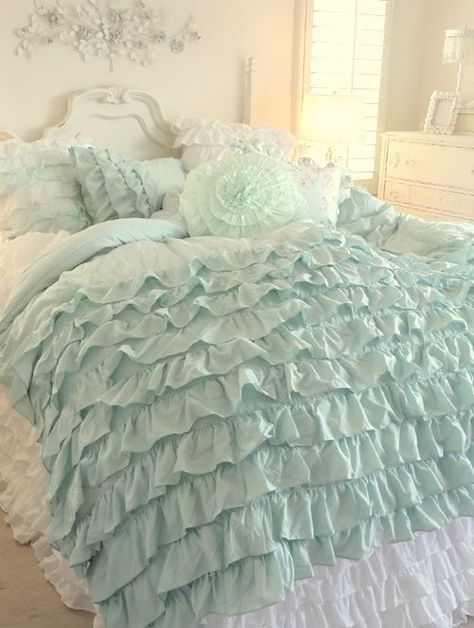 Camera Shabby Chic, Ruffle Comforter, Shabby Chic Decor Bedroom, Mermaid Bedroom, Cottage Shabby Chic, Chic Bedroom Decor, Chic Bedding, Shabby Chic Bedding, Shabby Chic Bathroom