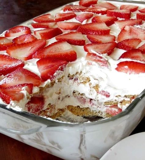 Dessert Graham, Strawberry Cream Cheese Icebox Cake, Cream Cheese Icebox Cake, Easy Strawberry Dessert, Graham Dessert, Refrigerator Cake, Easy Strawberry Desserts, Strawberry Icebox Cake, Picnic Desserts