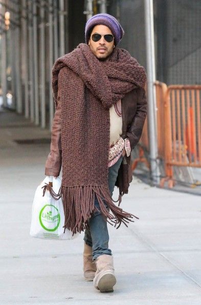 Big Scarf, Crochet Humor, Advanced Style, Lenny Kravitz, Oversized Scarf, Wearing A Hat, Looks Chic, Warm Outfits, Long Scarf