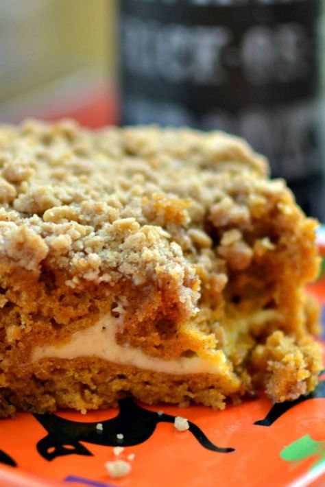 Pumpkin Cake Cream Cheese Crumb Cake, Easy Pumpkin Cake, Pumpkin Cake With Cream Cheese, Pumpkin Bread With Cream Cheese, Cake With Cream Cheese Filling, Pumpkin Cake Easy, Pumpkin Cake Recipe, Bread With Cream Cheese, Pumpkin Cream Cheese