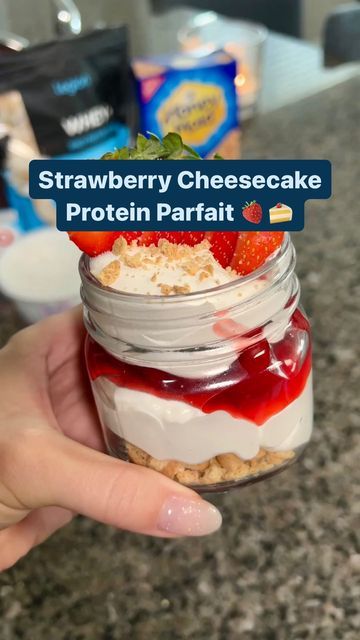 Tayla-Online Weight Loss Coach on Instagram: "✨RECIPE BELOW✨ Strawberry Cheesecake Protein Parfait 1 serving (no toppings): 270 calories, 45g Protein, 21g Carbs, 0g Fat Ingredients: •1 cup 0% Fage plain Greek yogurt •1 scoop vanilla protein powder (optional) •1/2 packet sugar free Cheesecake jello pudding mix •1 tsp vanilla Toppings: Graham crackers, strawberry pie filling (no sugar added), sliced strawberries Directions: 1. Add the Greek yogurt, vanilla protein powder, pudding mix, vanilla, and 2-3 tablespoons of water or milk to a blender (or bowl) to mix together. 2. Blend until there are no more lumps. 3. Add toppings of your choice and enjoy! #highproteinparfait #proteinparfait #parfaitrecipe #cheesecakeparfait #highproteinparfait #highproteinsnack" Protein Parfait Recipes, High Protein Parfait, Greek Yogurt Instant Pudding, Pudding Mix And Protein Powder, Greek Yogurt And Pudding Mix, Sugar Free Pudding And Greek Yogurt, Cheesecake Pudding Mix Recipes, Protein Pudding With Protein Shake, High Protein Yogurt Parfait