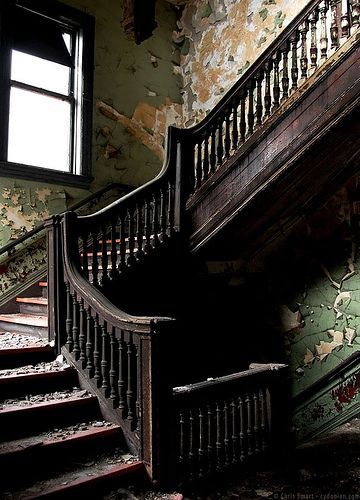 Love the ornate railings in old houses. So much detail that is lacking in 'new' homes. Vintage Home Staircase Inspiration for your Vintage Home with Kate Beavis Vintage Expert #vintage #vintagehome #homeideas #homedecor #vintageinteriors #staircases #staircaseideas #vintagestaircase Zsazsa Bellagio, Abandoned Property, Creepy Houses, If Walls Could Talk, Old Abandoned Houses, Abandoned Homes, Forgotten Places, Walls Could Talk, Abandoned Mansions