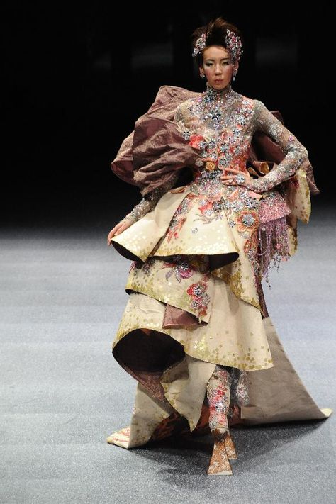 Models present creations by Chinese designer Guo Pei in FIDe Fashion Week (3) - People's Daily Online Guo Pei Designs, Guo Pei Dress, Avant Apocalypse, Opulent Fashion, Iconic Runway, Couture Photography, Guo Pei, Extreme Fashion, Asian Designers