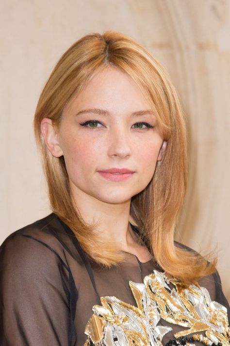 Best Strawberry Blonde Hair Colors - 16 Ways to Get Strawberry Blonde Hair Blonde Actress, Light Strawberry Blonde, Haley Bennett, Blonde Hair Colors, Strawberry Blonde Hair Color, Portrait References, Blonde Actresses, Face Portrait, Strawberry Blonde Hair