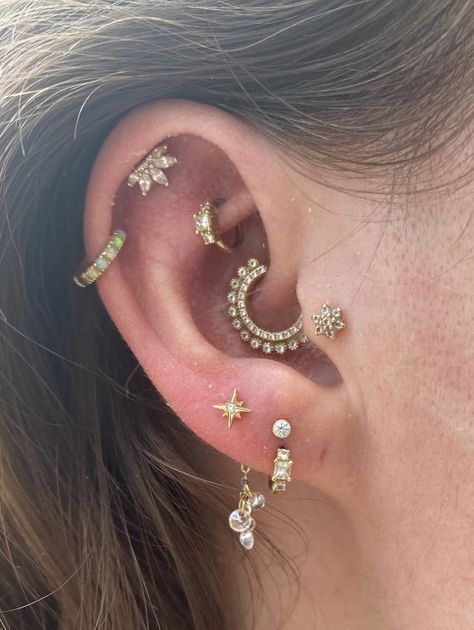 Unique Ear Piercings Ideas, Ear Piercing Layout, Unique Ear Piercings, Chunky Gold Jewelry, Earring Inspo, Daith Piercing Jewelry, Piercing Inspo, Cool Ear Piercings, Pretty Ear Piercings