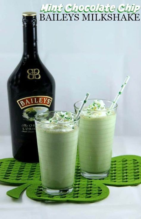 Baileys Milkshake, Green Cocktails, Baileys Drinks, St Patricks Day Drinks, Baileys Recipes, Mint Chocolate Chip Ice Cream, Homemade Cocktails, Mint Chocolate Chip, Boozy Drinks