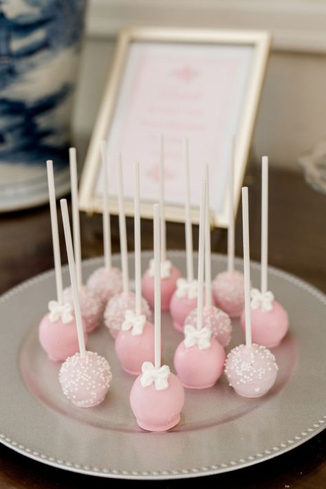 Cute Pink Cake, Duke Mansion, White Cake Pops, Pink Cake Pops, Cake Pop Decorating, Bow Baby Shower, Bow Cakes, Birthday Cake Pops, Baby Shower Cake Pops