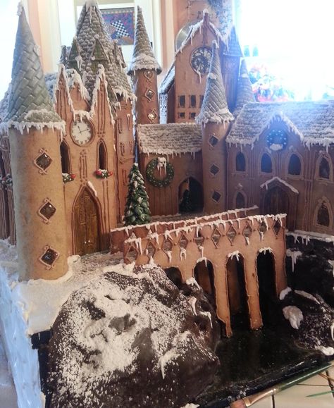 Baker Makes Spellbinding Hogwarts School Entirely Out Of Gingerbread Hogwarts Gingerbread House, Gingerbread Hogwarts, Whomping Willow, Gingerbread Castle, Gingerbread House Template, Gingerbread House Designs, All Things Gingerbread, Anniversaire Harry Potter, Gingerbread House Decorations