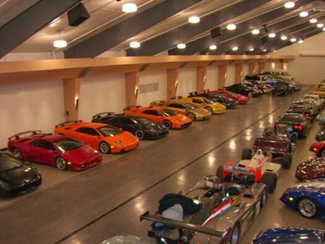 Full house Luxury Car Garage, Porsche 356 Speedster, Cool Garages, Ultimate Garage, Luxury Garage, Car Showroom, Garage Design, Garage House, Luxury Homes Dream Houses