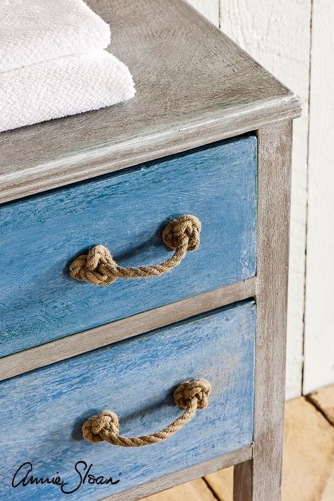 Chest Of Drawers Diy, Drawers Diy, Chalk Paint Wax, Deco Marine, Greek Blue, Chalk Paint Projects, Diy Drawers, Coastal Bathrooms, White Chalk Paint