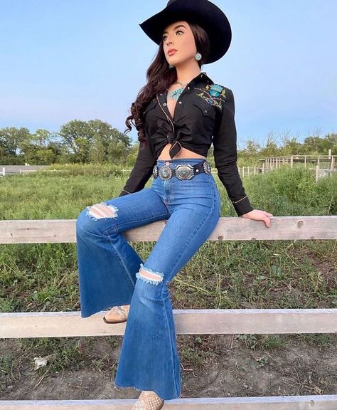 México Outfits, Jaripeo Outfits Mexican Women, Ranchero Outfits Women, Ranchera Outfits, Mexican Clothing Style, Takuachita Outfits, Baile Outfits, Takuache Girl Outfits, Country Chic Outfits