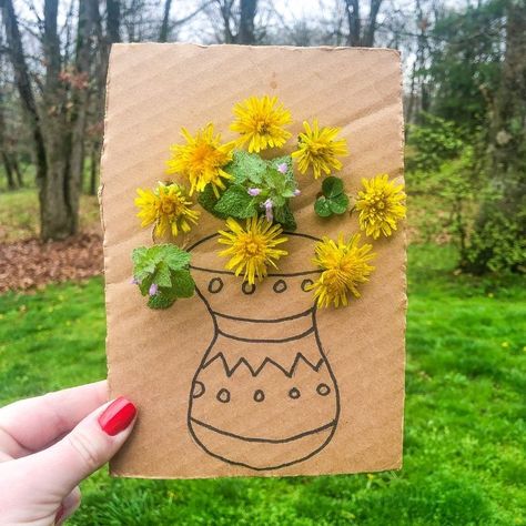 Nature Walk Cardboard Vase Activity that is so fun and easy to make with your kids. If you have cardboard on hand, this diy is free to make. #passion4savings #diy #activity #cardboard #nature #hike #naturewalk #fun #summer #spring #flowers #dandelions Cardboard Vase, Flower Vase Crafts, Plant Activities, Plant Crafts, Monthly Crafts, Theme Nature, Vase Crafts, Hand Flowers, Spring Crafts For Kids