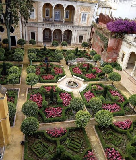 EUROPEAN ANTIQUES on Instagram: “Casa de Pilatos, España | via @fundacion_medinaceli and @lifeanddecor⁠ *⁠ *⁠ *⁠ #loggia #gardens #jardines #flowers #pinkandgreen #boxwood…” Hedge Garden, Classical Garden, Formal Garden Design, Formal Garden, Garden Design Ideas, Seville Spain, Topiaries, Formal Gardens, Beautiful Flowers Garden