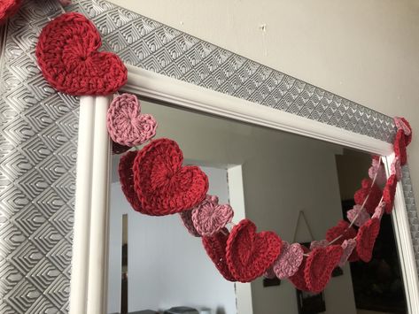 Crochet Valentines Table Runner, Crochet Valentines Garland Pattern, Valentines Day Crochet Garland, Crochet Valentines Decorations, Valentine Crochet Patterns Free Heart Garland, Crochet Heart Projects, Heart Crochet Projects, Easy Crochet Room Decor, Crochet Valentine Gifts