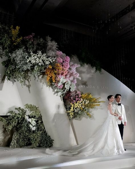 Garden Theme Indoor Wedding, Wedding Decor Ballroom, Modern Filipino Wedding, Garden Wedding Theme Ideas, Wedding Decor Stage, Wedding Backdrop Design Indoor, Garden Wedding Backdrop, Modern Wedding Backdrop, Wedding Indoor Decoration