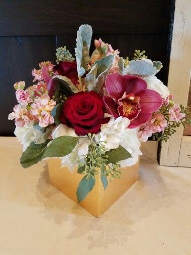 Burgundy And Gold Centerpieces, 85th Birthday Party Ideas, 40th Birthday Centerpieces, Centerpieces Quinceanera, Anniversary Centerpieces, Gold Wedding Centerpieces, Purple Centerpieces, Champagne Birthday, Floral Design Classes