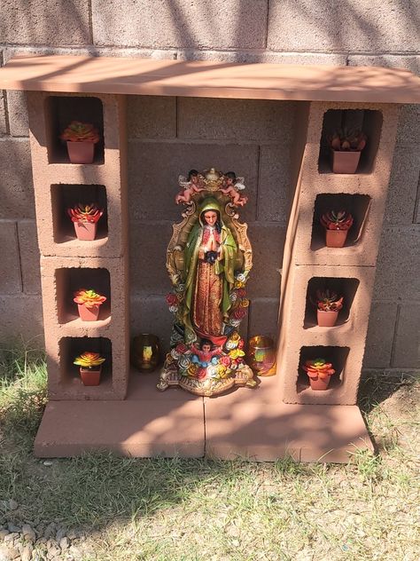 Altar Para La Virgen Ideas En Casa, Backyard Shrine, Grotto Design Ideas, Home Altar Catholic Beautiful, Wall Altar Ideas Catholic, Garden Grotto, Diy Altar, Catholic Garden, Outdoor Altar