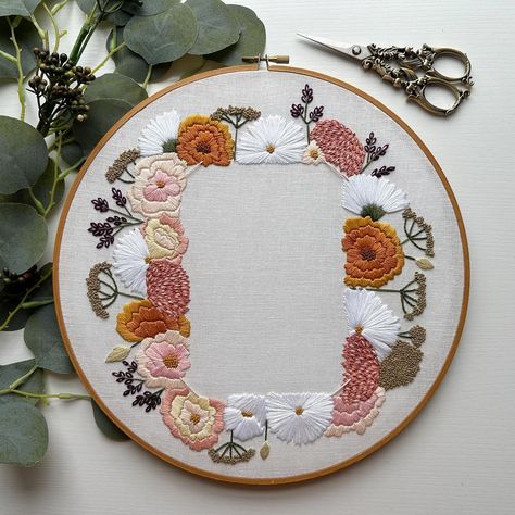 Framing Needlework Ideas, Embroidery In Picture Frame, Embroidery Hoop Picture Frame, Picture Frame Embroidery, Embroidered Photo Frames, Embroidery Photo Frame, Embroidery Picture Frame, Frames Embroidery, Relaxing Hobbies