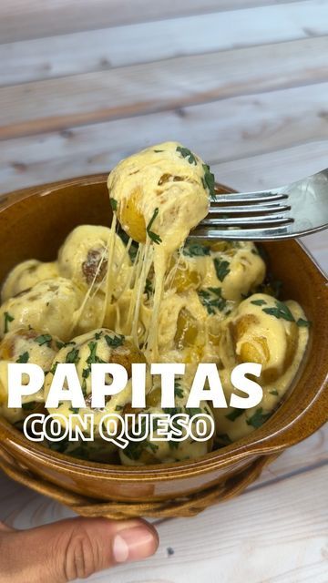 Juanes Sánchez | Recetas fáciles 💥 on Instagram: "PAPITAS CRIOLLAS LLENAS DE QUESO 🧀🤤 en menos de 30 segundos y con solo 3 ingredientes 😍 Etiqueta a un amigo/a para que te haga esta delicia 😋 INGREDIENTES: -Papas criollas pequeñas -Crema de leche -Queso Opcional: Ají ‼️ No olvides darle like ♥️ GUARDA esta receta 💥 Sígueme para más recetas 👉🏻 @juanessanchezp #cocina #recetas #recetafacil #recetarapida #comida #comidarapida #videoreceta #videosdecomida #queso #papas #cheese #snack" Cheese Snack, Queso Cheddar, Blue Cheese, Cheddar, Cheese, Snacks, On Instagram