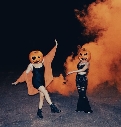 Pumpkin Photoshoot Best Friends, Pumpkin Best Friend Pictures, Friends Fall Pictures, Best Ghoul Friends Photoshoot, Halloween Sister Photoshoot, Halloween Pictures Photography Friends, Pumpkin Head Best Friend Photoshoot, Pumpkin Head Photoshoot Friends Black, Spooky Photoshoot Ideas Best Friends