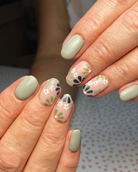 Teal Floral Nails, Sage Floral Nails, Sage Green Floral Nails, Green Boho Nails, Green Plant Nails, Sage Green Nails With Flowers, Sage Green Nails Short, Eucalyptus Nails, Sage Green Nails Design