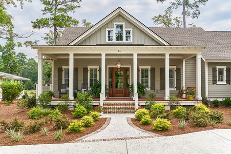 8 Great Gray Paint Colors for Home Exteriors Classic Southern House Plans, Southern Home Exterior, Intellectual Gray, Estilo Cottage, Low Country Homes, Colors For Home, Gray Paint Colors, Home Exteriors, Southern House