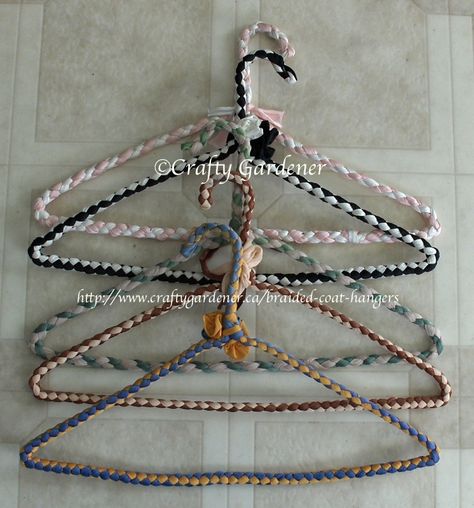 braided covered coat hangers made with Phentex or Nylotex material strips ... link to a free printable pattern from http://www.craftygardener.ca Wire Hanger Crafts, Covered Coat Hangers, Diy Clothes Hangers, Wire Coat Hangers, Small Snowman, Hanger Crafts, Wire Cover, Scrap Fabric Crafts, Coat Hangers