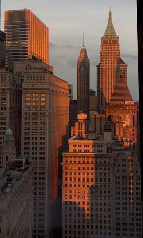 Golden Aesthetics, New York Sunset, Golden Hour Aesthetic, Building Aesthetic, Golden Hour Photos, Golden Hour Photography, Nyc Aesthetic, Yellow Aesthetic, City Photography