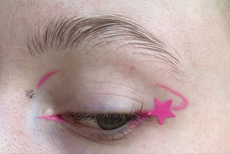 Futuristic Cowgirl, Colorful Graphic Liner, Pink Graphic Liner, Graphic Liner Ideas, Pink Futuristic, Hippie Makeup, Colourful Makeup, Makeup Tuts, Pink Eyeliner