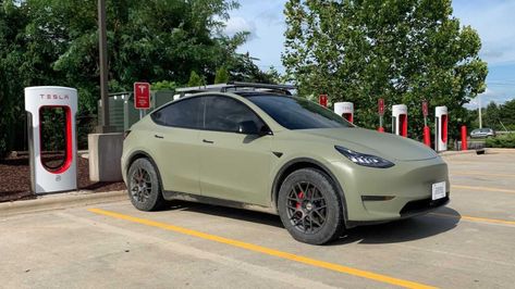 Watch World's First Off-Road-Ready Tesla Model Y Tackle Tough Terrain Tesla Electric Car, Electric Car Concept, Tesla X, Dream Cars Jeep, Travel Car, Tesla Motors, Tesla Car, Tesla Model Y, Tesla Model X