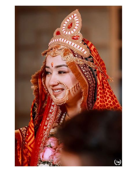 In a breathtaking fusion of tradition and charm, the Kumaoni bride and Kashmiri groom captivated everyone with their love story. Their enchanting presence and delightful union left everyone in awe, as they beautifully blended their distinct cultures into a seamless celebration of joy and affection. Their radiant smiles and heartfelt connection made the day truly unforgettable. Our bride and groom - @wattalicious @hiyachauhan By @abhinavkanyal_akclicks Lehanga @bridesofsabyasachi Makeup by... Kumaoni Bride, Kashmiri Bride, Makeup Photography, Bride And Groom, Love Story, Celebrities, Makeup, Photography, Beauty