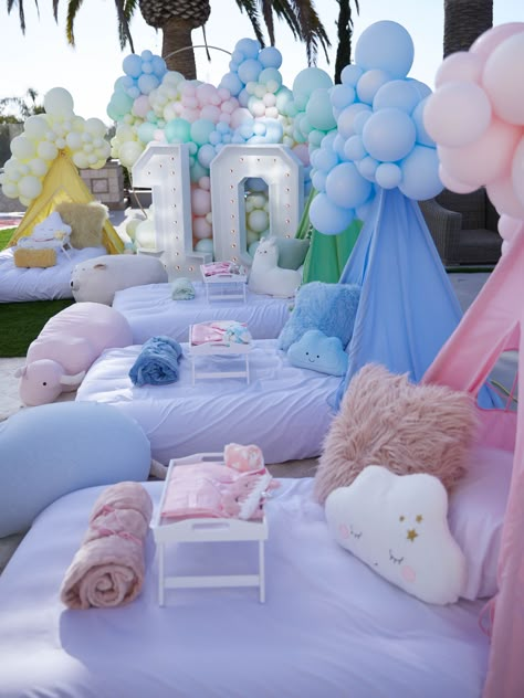 16 ways to throw the best kids' slumber party. Discover all the trending ideas on PartySlate. Extravagant Birthday Party, Slumber Party Decorations, Sleepover Room, Decor Ideas For Apartments, Birthday Sleepover Ideas, Slumber Party Birthday, Ideas For Apartments, Glamping Party, Teepee Party