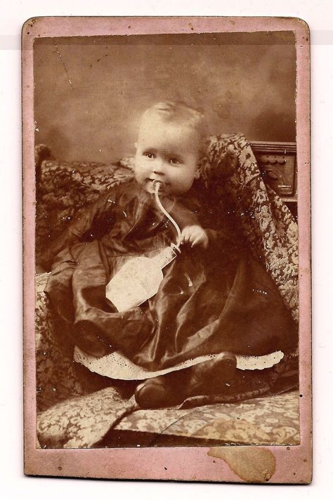 Baby from the late 1800's Holding bottle Vintage Family Pictures, Chardon Ohio, Victorian Baby, Tube Feeding, Wooden Gate, Vintage Children Photos, Photos People, Feeding Bottle, Time Pictures