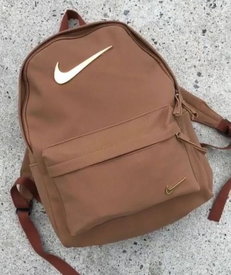 brown nike backpack Mochila Nike, Nike Backpack, Nike Bags, Trendy Backpacks, Fall Handbags, College Backpack, Cute Backpacks, Backpack Bag, Vans Sneakers